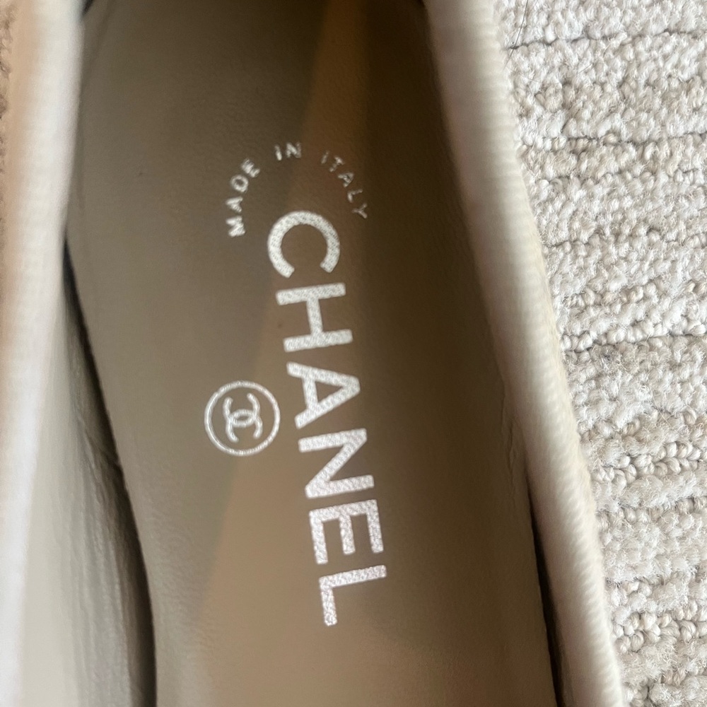 Chanel CC logo beige metallic suede ballet flats. Size 38.5 - Picture 6 of 14